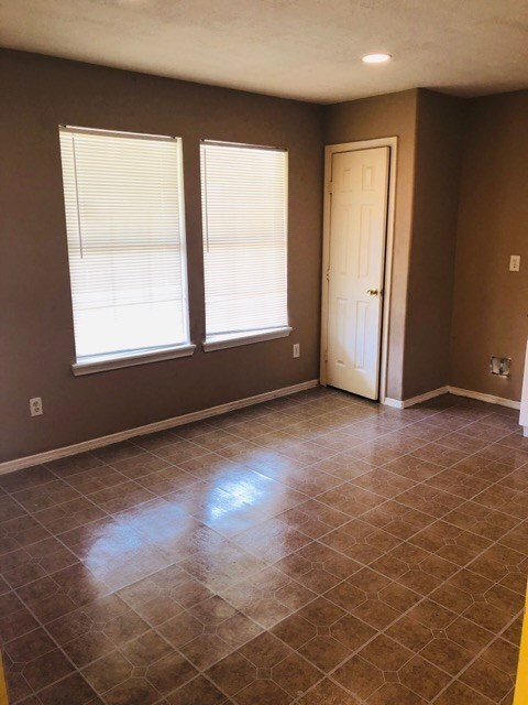 948 Dewalt St, Houston, TX 77088 - photo 5