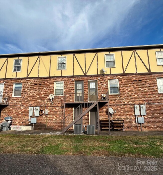 1335 12th Street Dr NW unit 12, Hickory, NC 28601 - photo 7