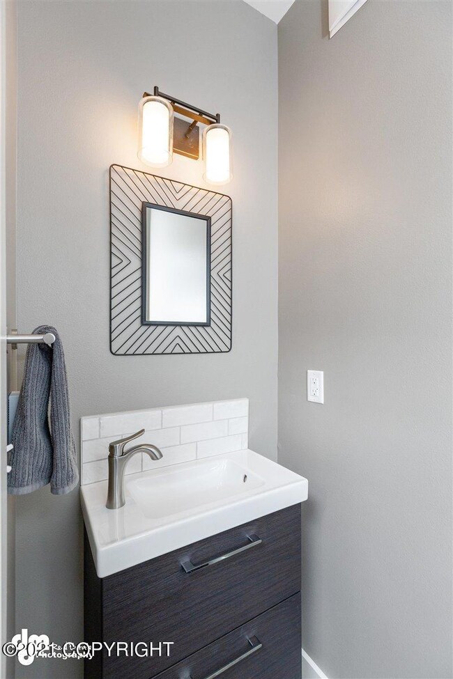 Guest 1/2 Bath