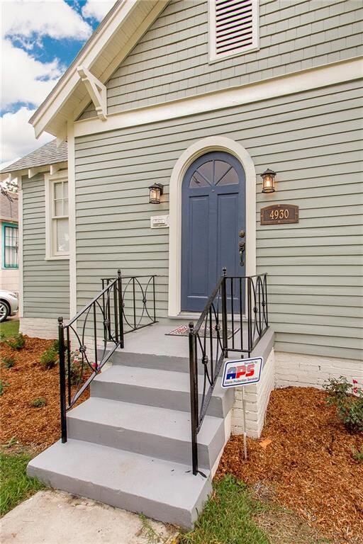 Lovely Front Entrance with beautifully painted fro
