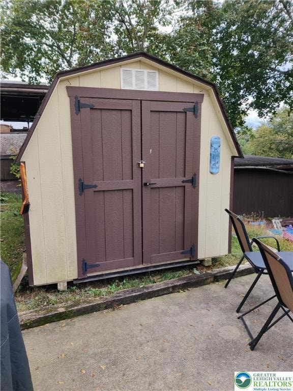 562 W Franklin St, Slatington, PA 18080 - photo 6