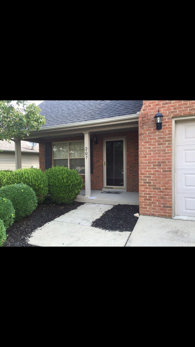207 Christopher Dr, Nicholasville, KY 40356 - photo 2