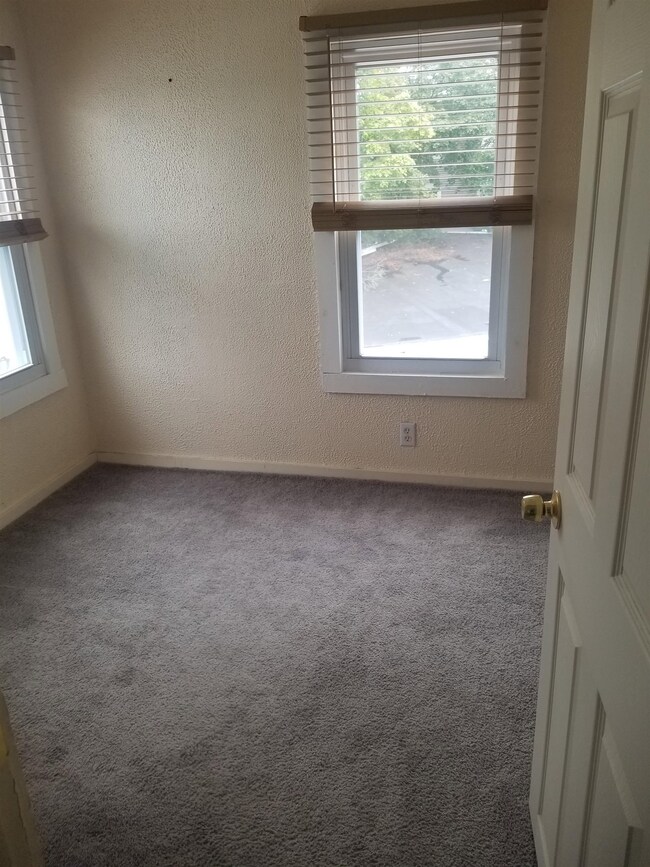 11 Nevada St unit 6, Nashua, NH 03060 - photo 6