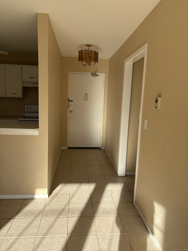 39 Hoffman Ct unit B3, Wallingford, CT 06492 - photo 4