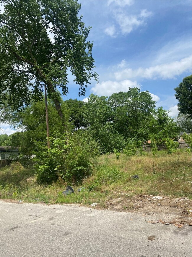 8402 Prairie View Dr, Houston, TX 77088 - photo 3