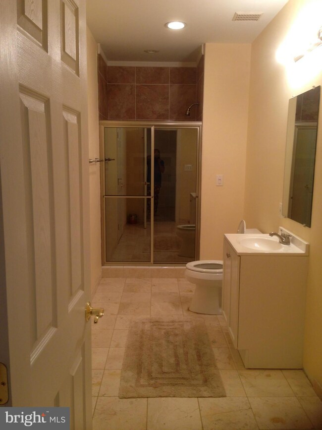 16531 Harbour Town Dr, Silver Spring, MD 20905 - photo 4