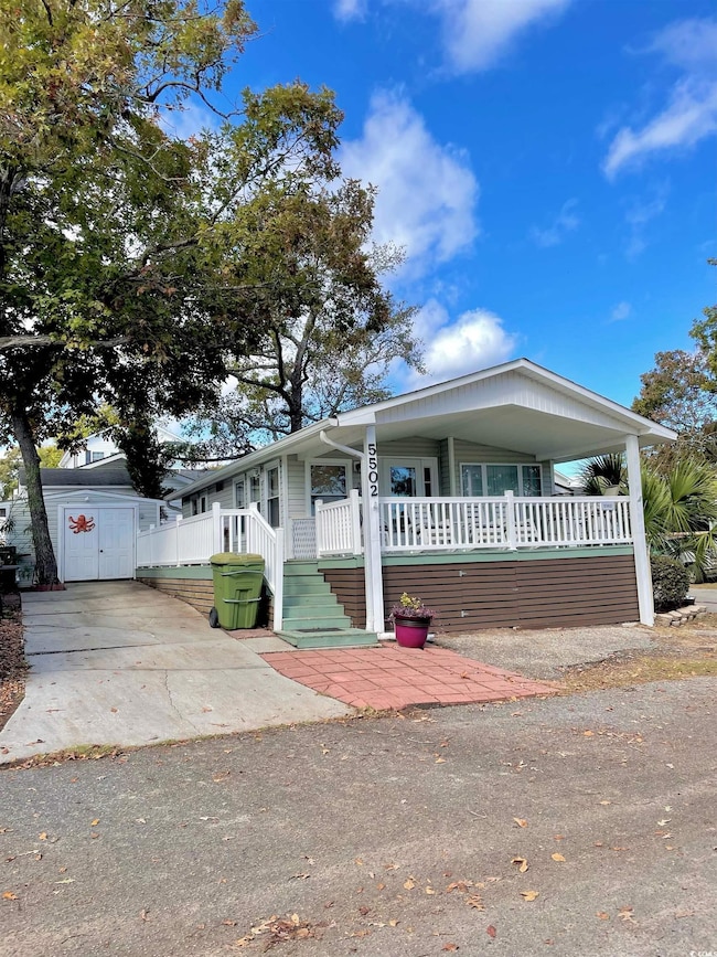 Manufactured / mobile home with covered porch