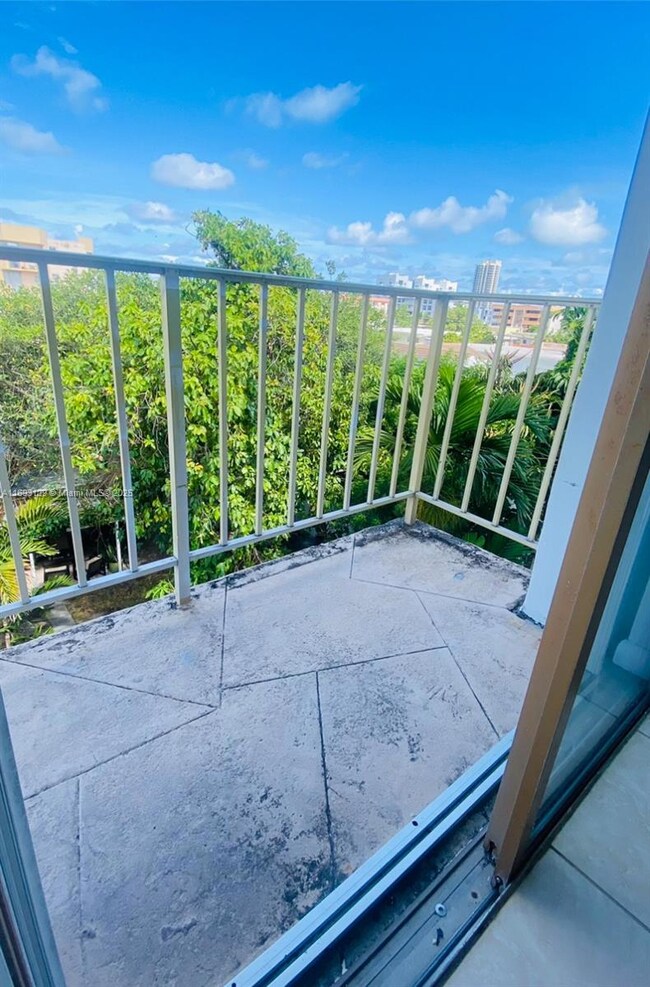 7925 Carlyle Ave unit 404, Miami Beach, FL 33141 - photo 2