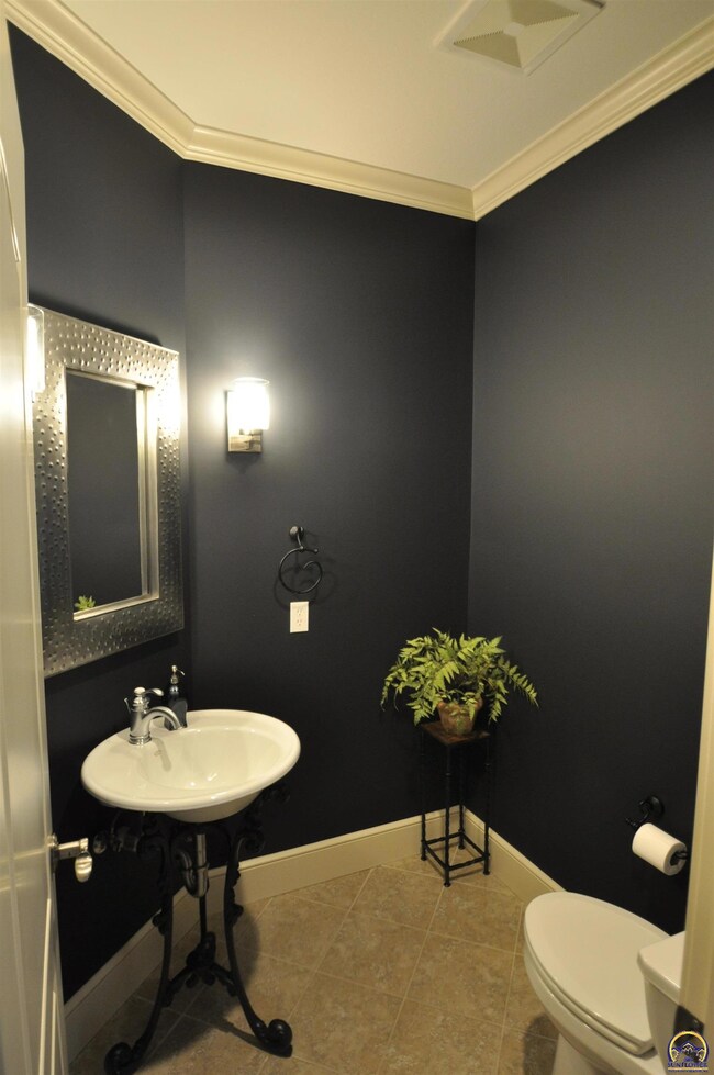 5725 SW 38th St, Topeka, KS 66610 - photo 7