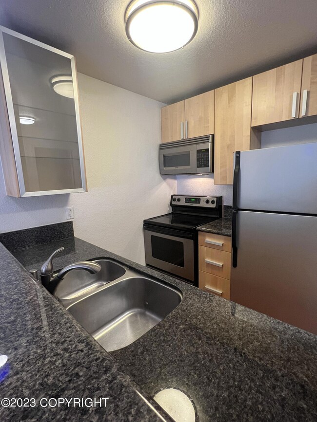 Modern kitchen w/granite counters