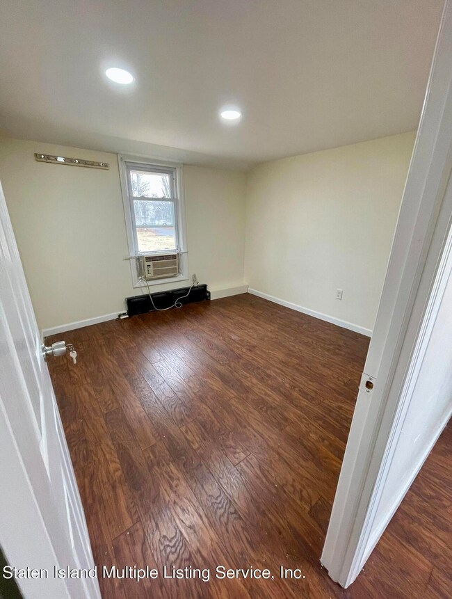 726 Naughton Ave, Staten Island, NY 10305 - photo 4