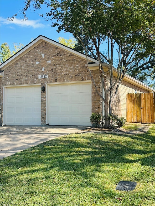 12922 Mills Bend St, Houston, TX 77070 - photo 3