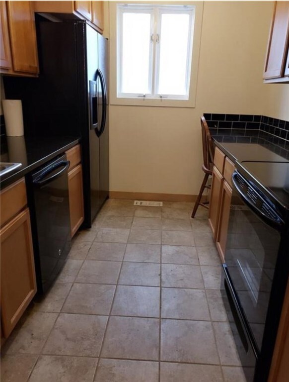 7 Pequot Run Pawcatuck for sale. Beautiful 2 bedro