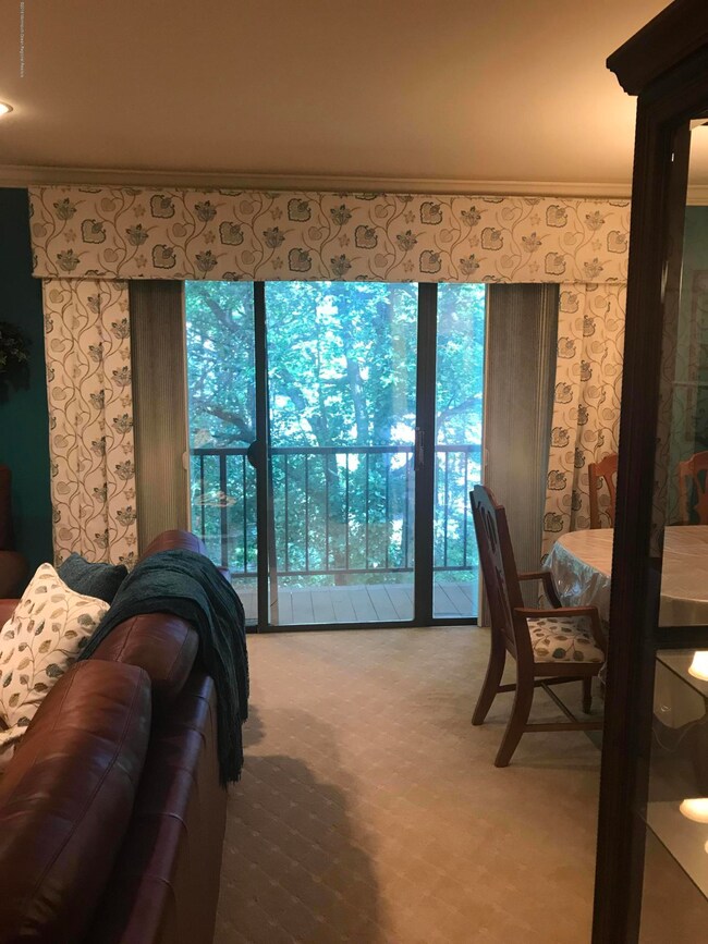 SLIDERS TO BALCONY