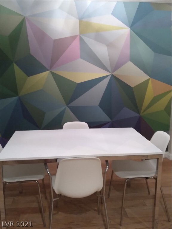 Awsome wallpaper in kitchen are brightens up every