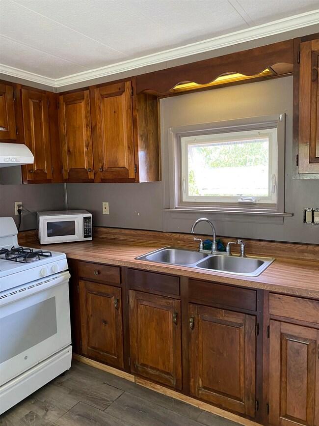 23 Billings Mobile Manor unit 23, Rutland, VT 05701 - photo 4