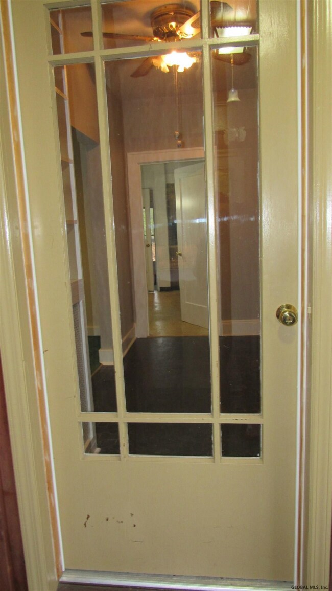 32 Holmes Ct, Albany, NY 12209 - photo 5