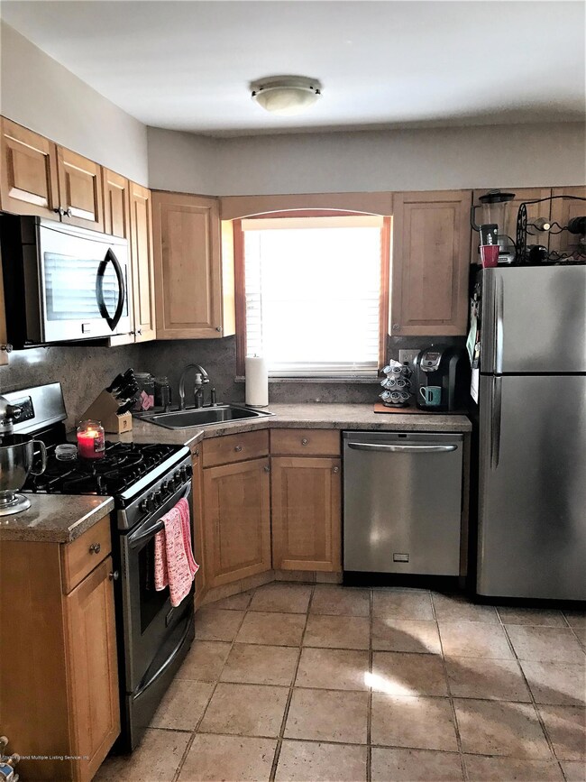 327 Chesterton Ave, Staten Island, NY 10306 - photo 3