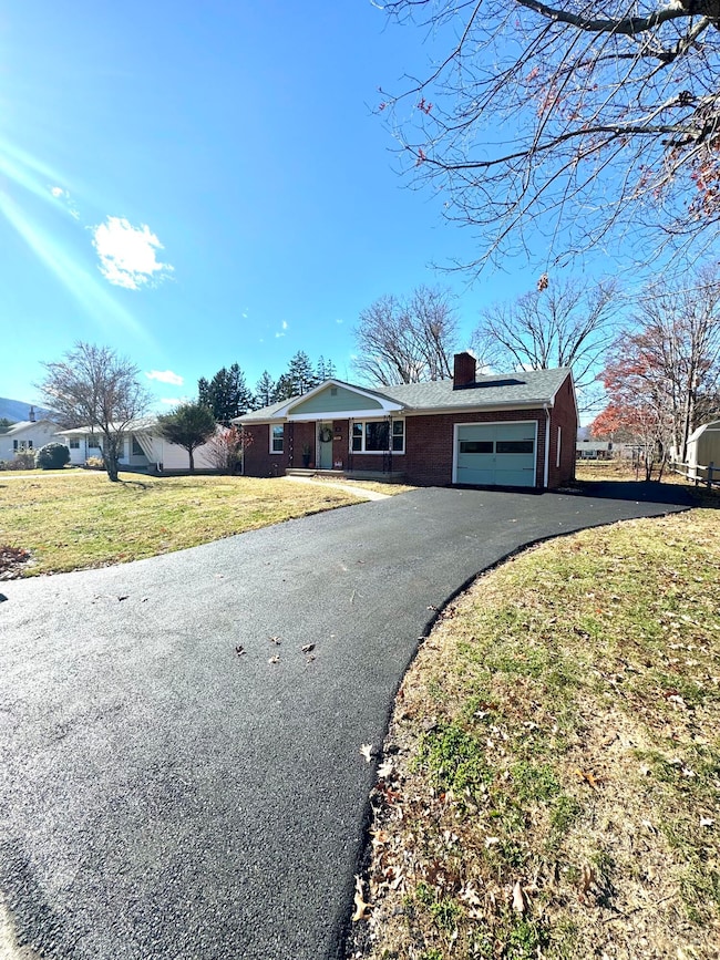 1221 Hamilton Ave, Clifton Forge, VA 24422 - photo 2