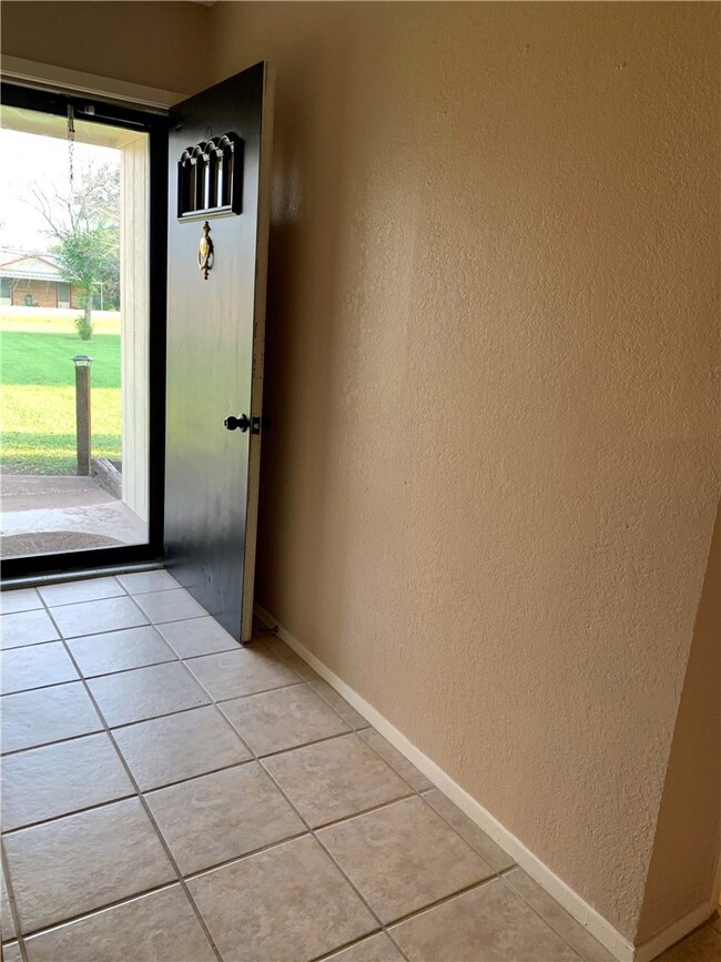 836 W 3rd St, Eddy, TX 76524 - photo 2