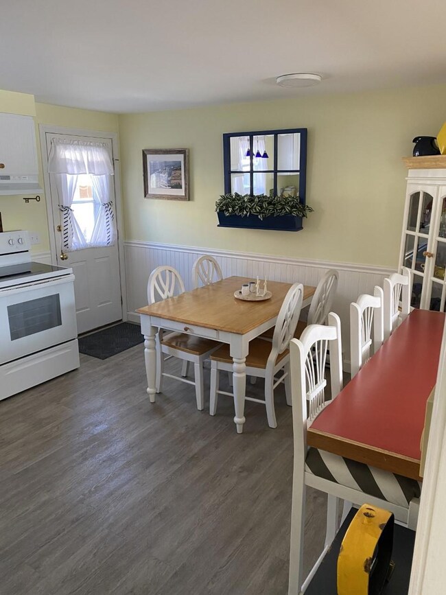 Kitchen eating area