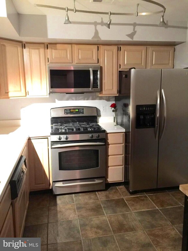 12233 Fairfield House Dr unit 202B, Fairfax, VA 22033 - photo 3