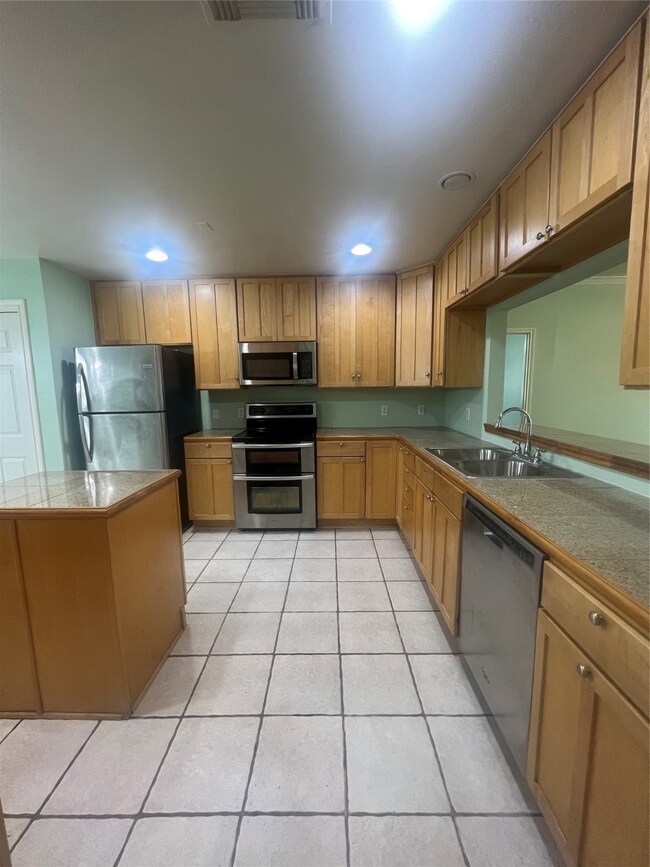 4203 Townes Forest Rd, Friendswood, TX 77546 - photo 5