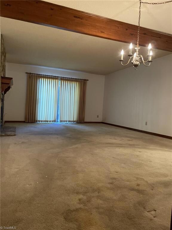 Large LR with gas fireplace 19'6