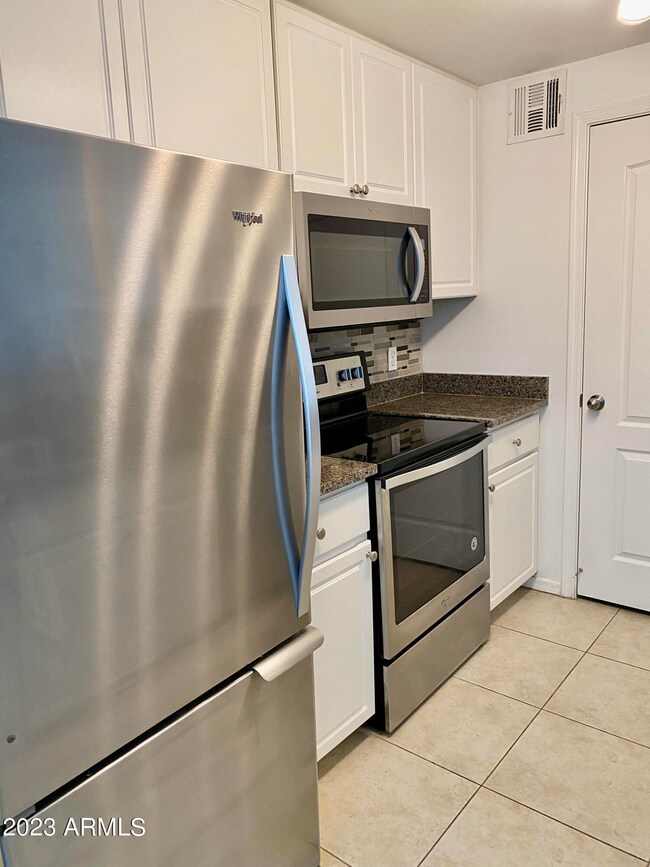 Biltmore Square Apartments unit 415, Phoenix, AZ 85016 - photo 6