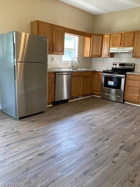 Large eat-in kitchen with newer cabinetry, new lam