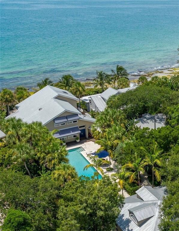 Gulf Residence, courtyard & guesthouse roof