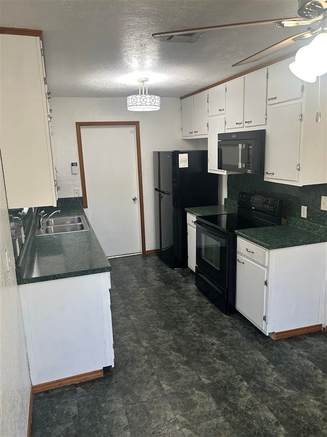 Coordinating appliances with dishwasher matching lots of cabinet space.
