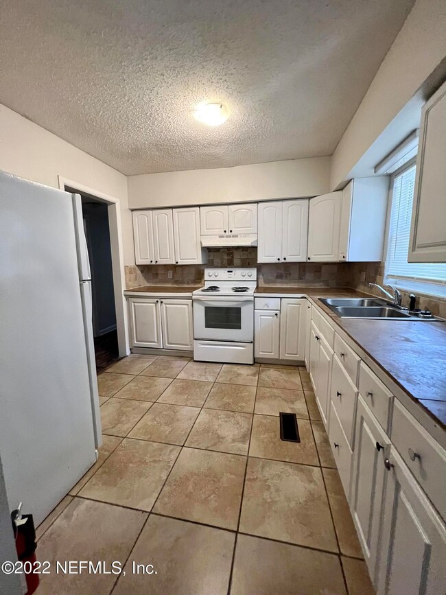 4303 Ish Brant Ct W, Jacksonville, FL 32210 - photo 2