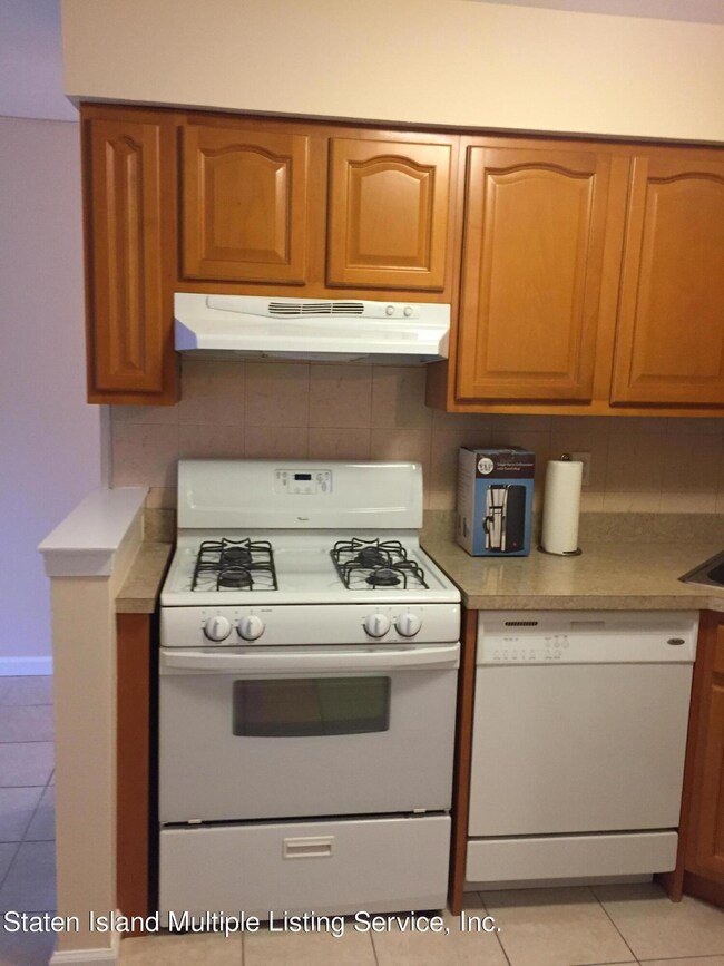 40 Donna Ct unit 4, Staten Island, NY 10314 - photo 5