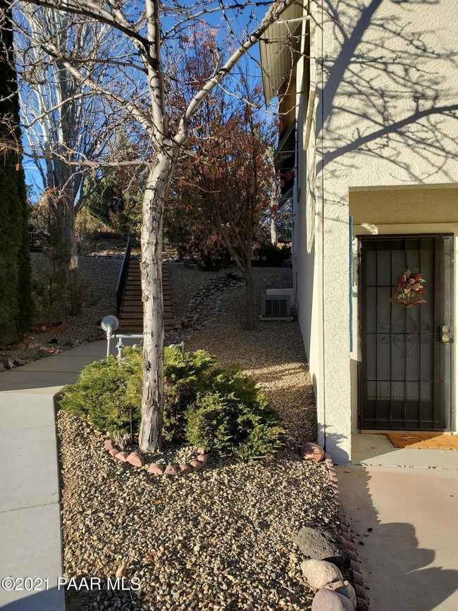 Front Side Walk-Up Covered front Entry i