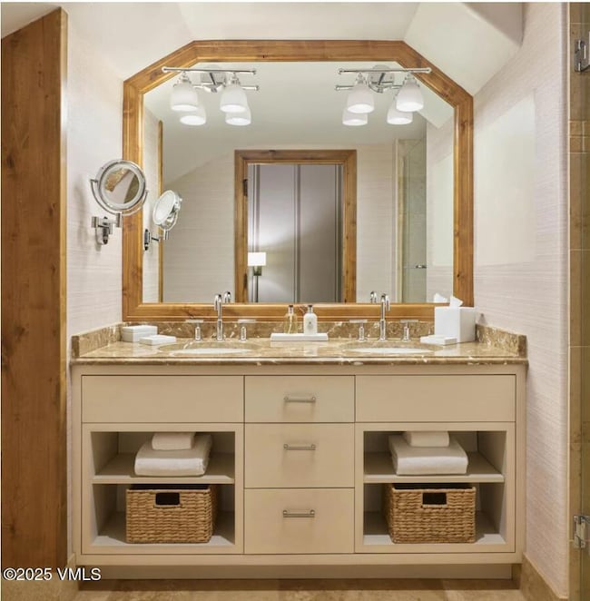 Sebastian Club residence guest bathroom