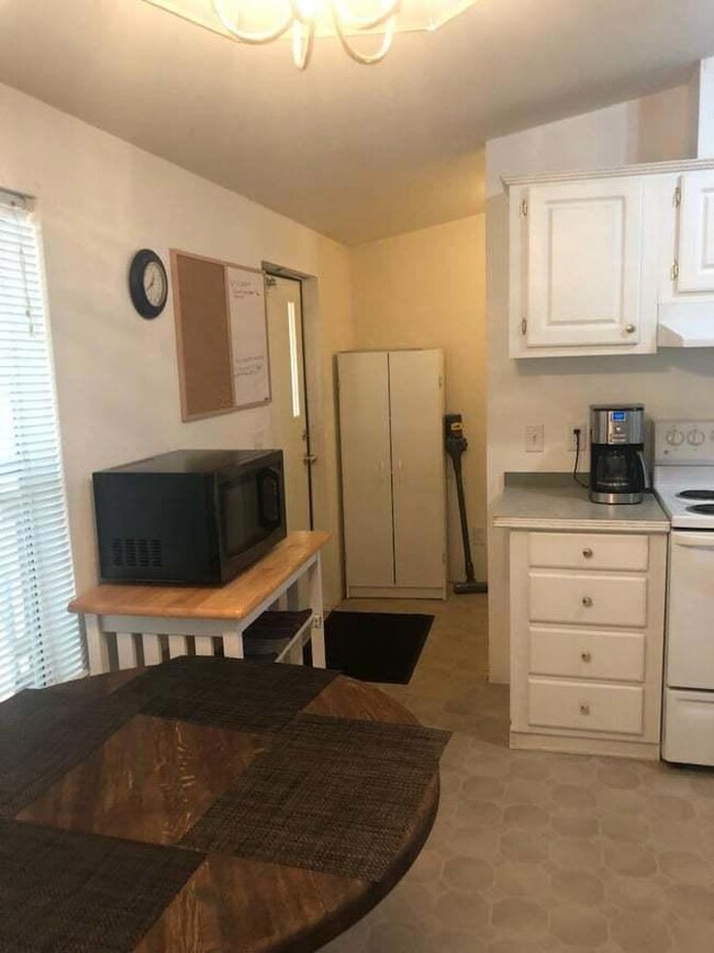 328 S Kerby Ave, Cave Junction, OR 97523 - photo 6