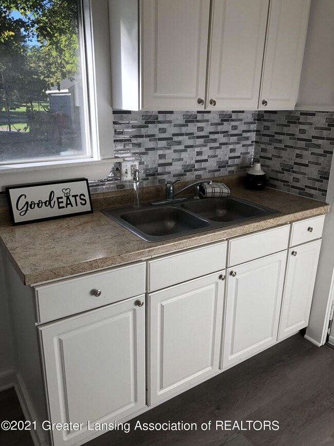1130 Kingsley Ct, Lansing, MI 48915 - photo 7