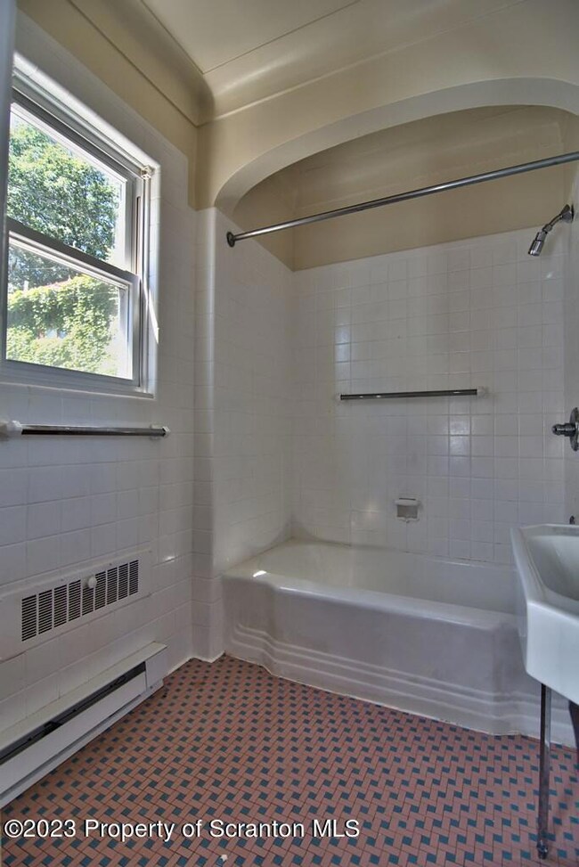 1515 Pine St Bottom, Scranton, PA 18510 - photo 3