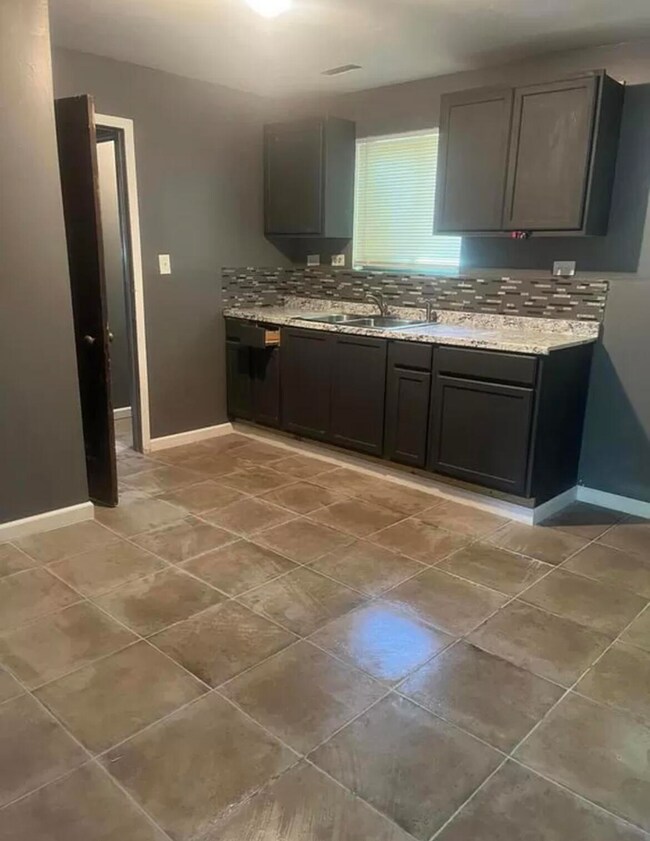 2910 Prospect St, Flint, MI 48504 - photo 3