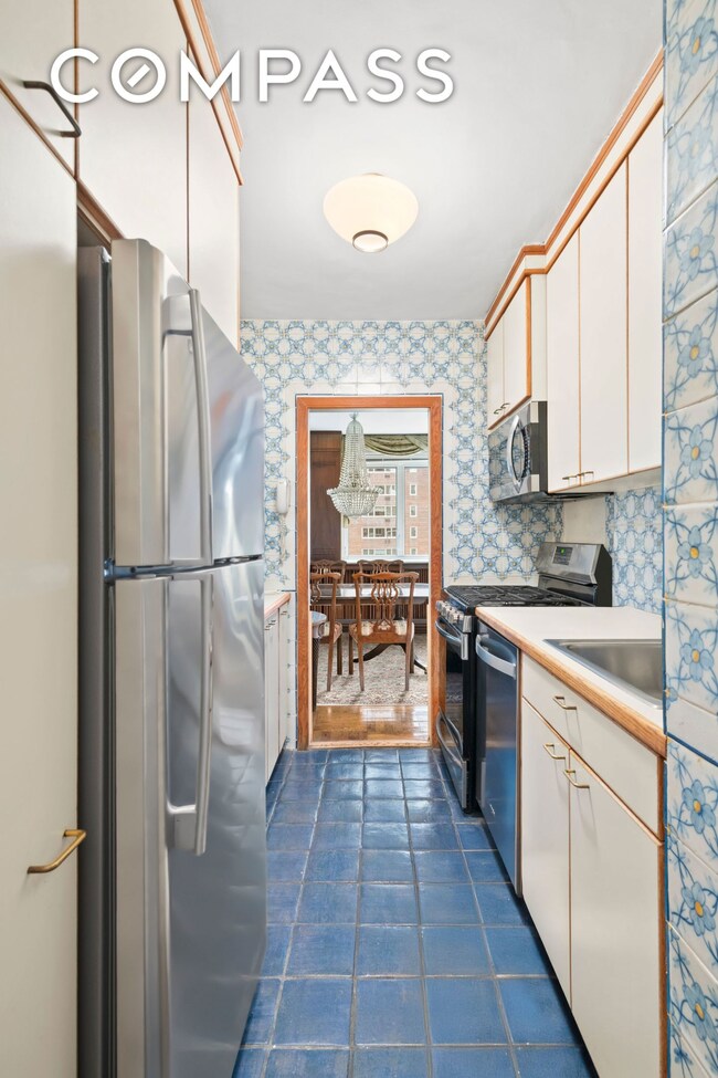 Coliseum Park Apartments unit 11M, New York, NY 10023 - photo 3