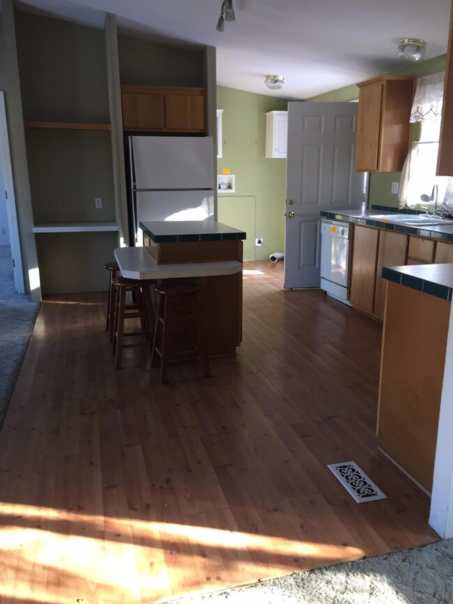 1202 Homedale Rd, Klamath Falls, OR 97603 - photo 2