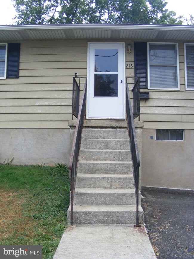 219 Hazel Ave, Halethorpe, MD 21227 - photo 3