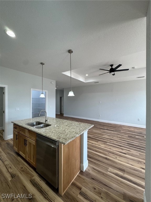 Kitchen with a sink, dishwashing machine, baseboar