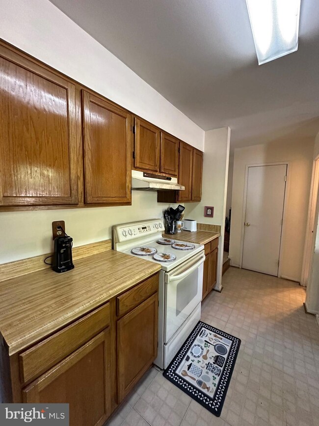 201 Post Oak Ct, Hyattsville, MD 20785 - photo 7