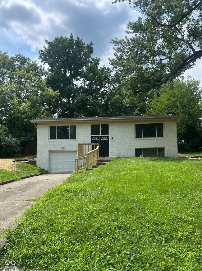 1325 Northcrest Dr, Anderson, IN 46012 - photo 2