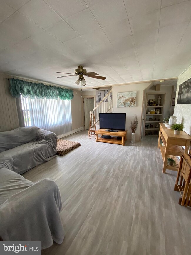 31 Rolling Ln, Levittown, PA 19055 - photo 7