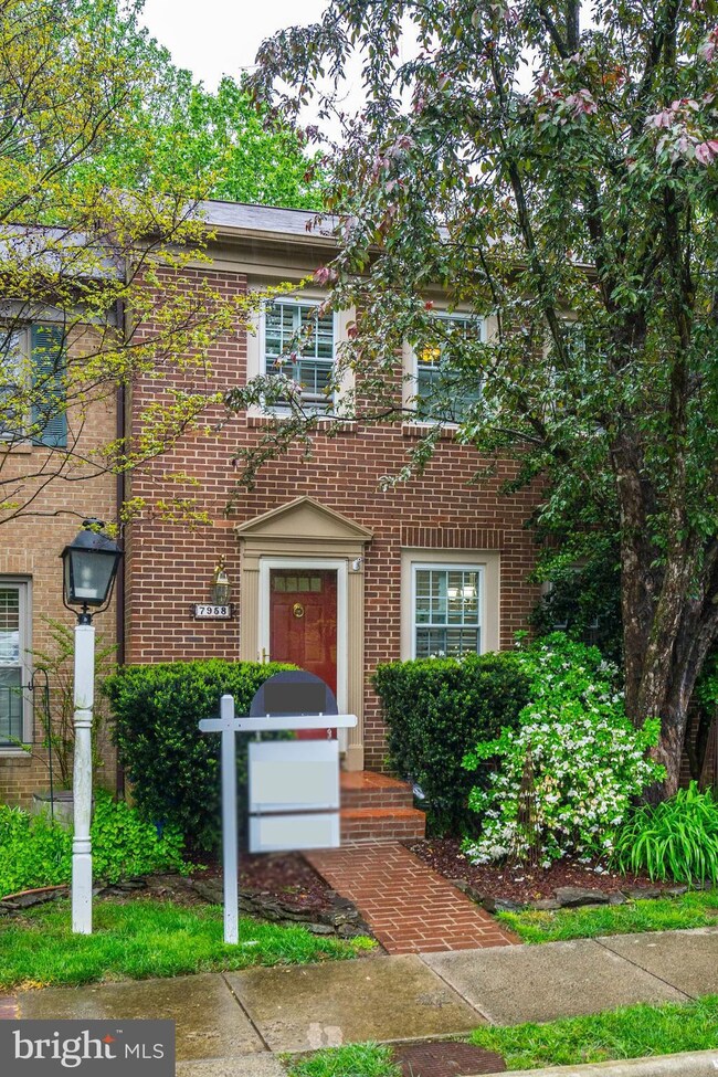 7958 Hidden Bridge Dr, Springfield, VA 22153 - photo 3