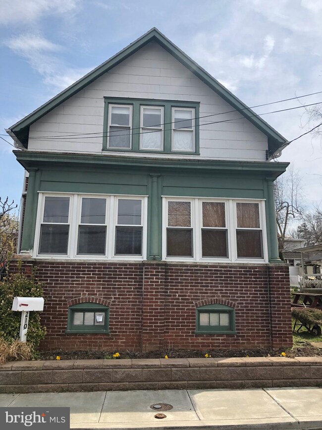 210 Mary St, Downingtown, PA 19335 - photo 2