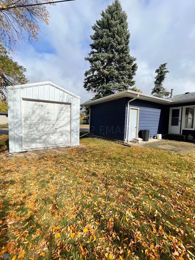 702 Elm St, West Fargo